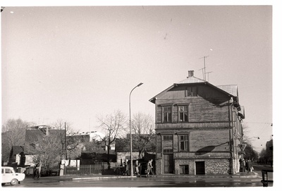 Tallinn. Kahekordne puumaja Gogoli 1. Vaade Lomonossovi tänavalt Kadrioru suunas  duplicate photo