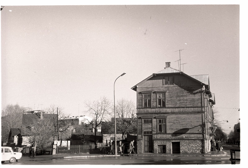 Tallinn. Kahekordne puumaja Gogoli 1. Vaade Lomonossovi tänavalt Kadrioru suunas