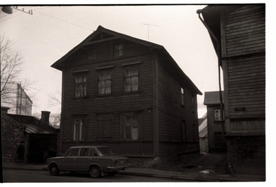 Tallinn. Kahekordne puumaja Gogoli 5 ja vaade Väike-Kompassi tänava algusele  similar photo