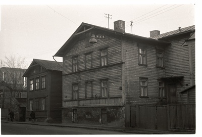 Tallinn. Vaade majadele Gogoli 5, 7. Nende majade vahelt kulgeb Väike-Kompassi tänav  similar photo