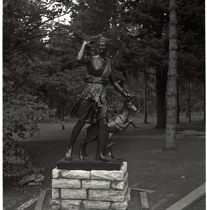 Oru, Artemise skulptuur lossi aias.