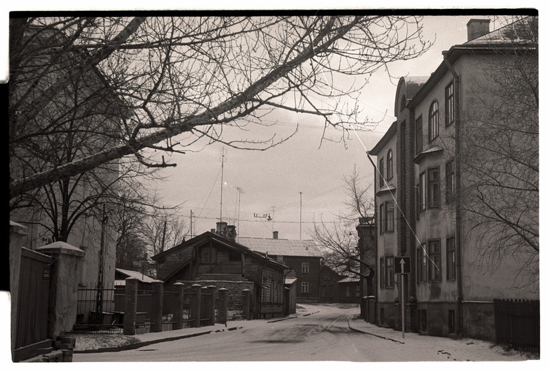 Tallinn. Uus-Tatari tänava vaade Invaliidi t. nurgalt Ravi t. suunas, paremal maja nr. 19