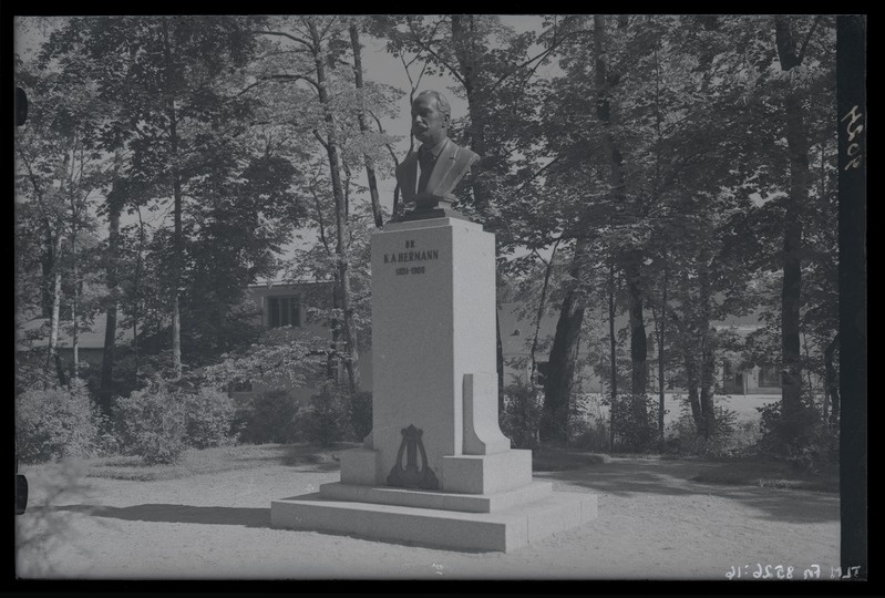 A. Leius, K.A. Hermanni monument Põltsamaa linnapargis, 1935. aastast.
