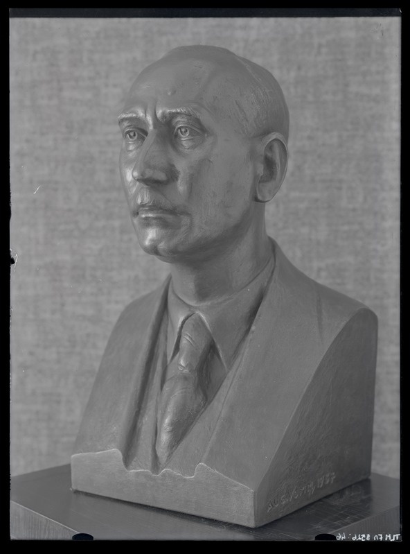 A. Vomm, Kaarel Eenpalu portreebüst 1937. aastast.