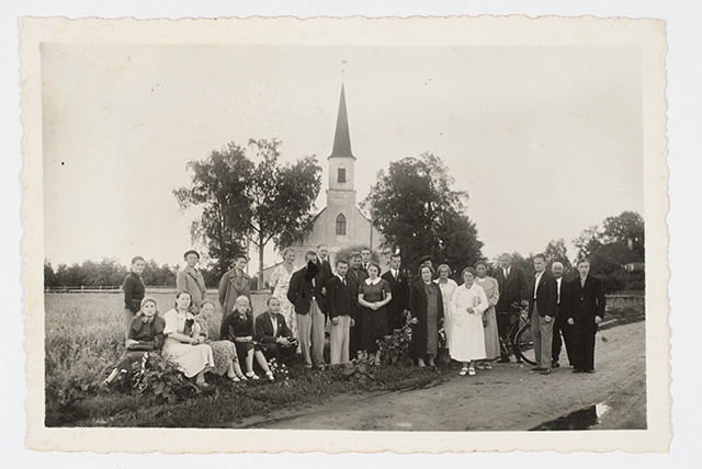 Group picture against the background of the church