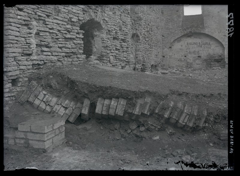 Pirita klooster. Vaade kiriku seina ääres mahalangenud sambale