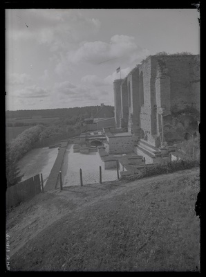 Pirita klooster. Väljakaevatud, restaureeritud ja konserveeritud kloostriehitiste alusmüürid kiriku idamüüri juures  duplicate photo