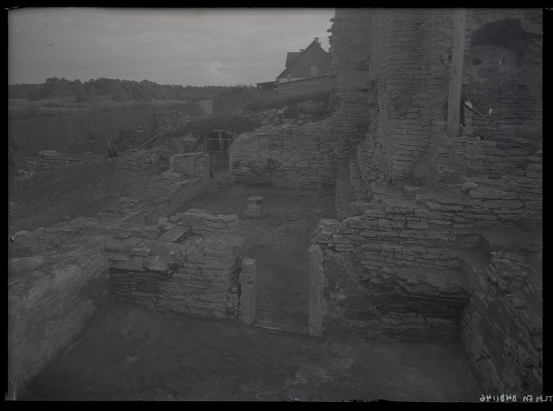 Pirita kloostri väljakaevamised. Kahe ruumi alusmüürid kloostrikiriku kirdenurga juures