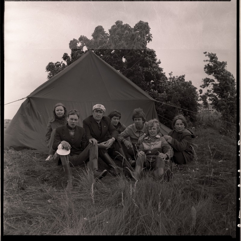 Grupp kaevajaid telgi ees