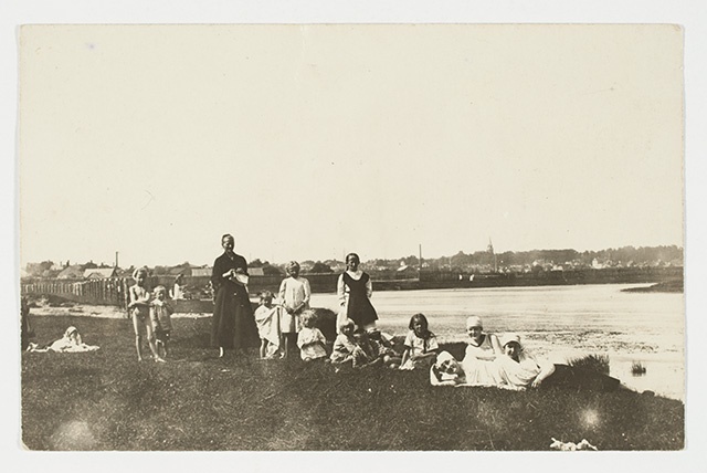 Women and children on Emajõe