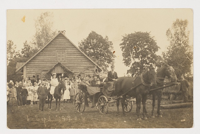 Population gathering in the countryside, 1920