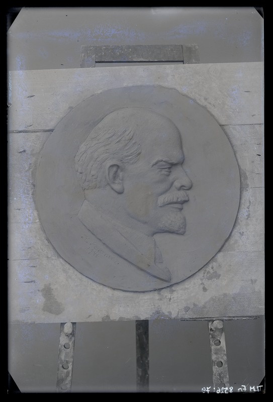G. Pommer, V.I. Lenini reljeefportree 1941. aastast.