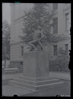 F. Sannamees, mälestusmärk Tallinna Reaalkooli esisel väljakul, 1930-ndad aastad.  duplicate photo