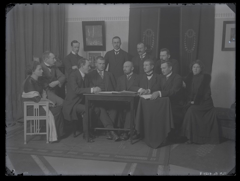 Grupifoto, Eestimaa Rahvahariduse Seltsi eesseisus, esimees J. Vilms, kassapidaja J. Parikas.