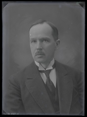 Johannes Parikase portreefoto umbes 1920. aastast.  duplicate photo