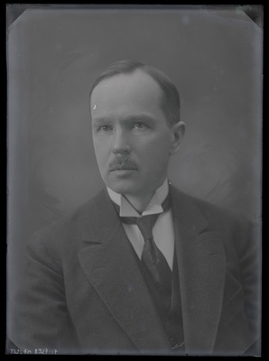 Johannes Parikase portreefoto umbes 1920. aastast.  duplicate photo