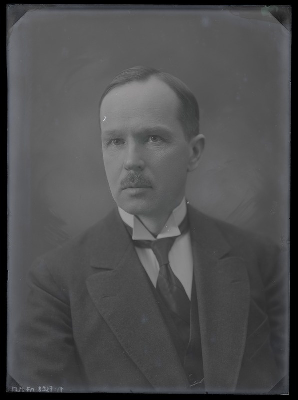 Johannes Parikase portreefoto umbes 1920. aastast.
