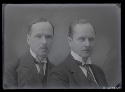 Fotograafid Johannes-Georg ja Peeter Parikas. Kaksikportree  similar photo