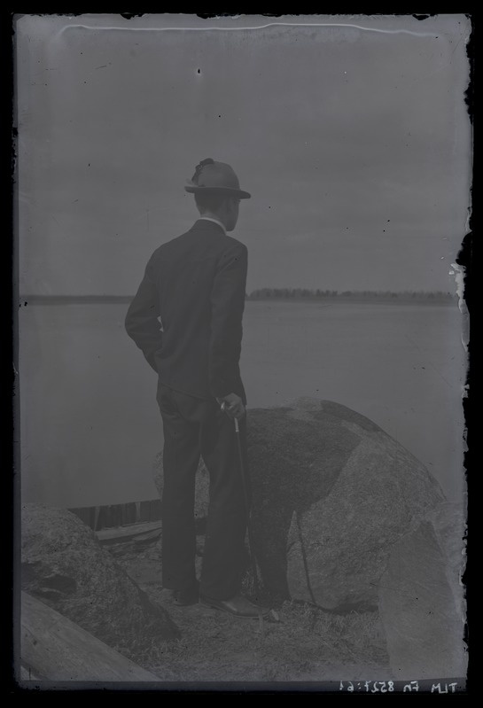 Peeter Parikase portreefoto, seismas veekogu ääres, umbes 1915. aastast.