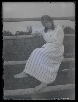 Neiu istumas lattaial, umbes 1920. aastast.  duplicate photo