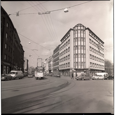 Tallinn. Vaade Pärnu mnt. ja Sakala tn. vahelisele nurgahoonele Tõnismäe poolt  duplicate photo