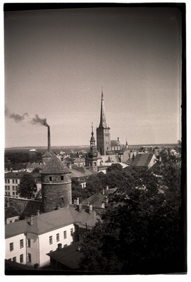 Vaade Oleviste kiriku suunas Toompealt.  similar photo