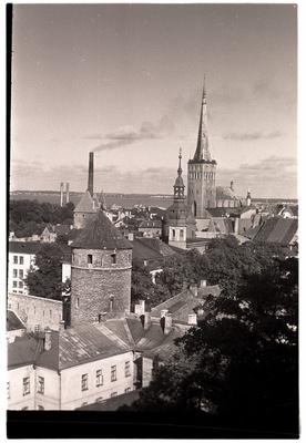 Vaade Oleviste kiriku suunas Toompealt.  similar photo