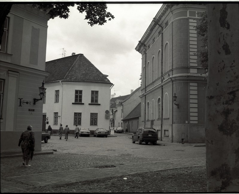 Tallinn. Vaade Toom-Rüütli tänavale. Paremal Raamatukogu plats 2