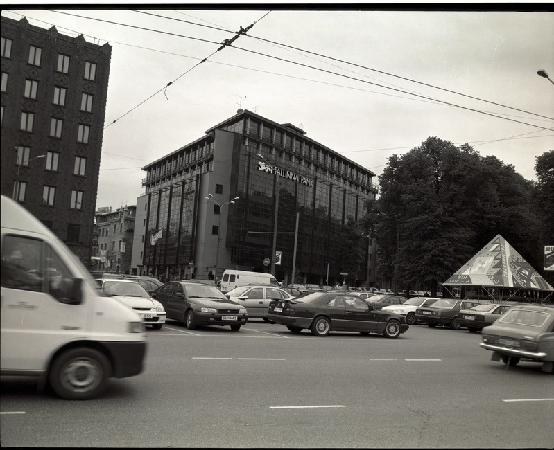 Tallinn. Vaade Tallinna pangale  Vabaduse väljakult