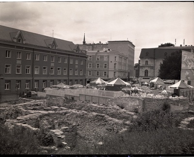 Tallinn. Vaade Harju tn. Jäätisekohvikule ja varemetele Niguliste kiriku poolt  duplicate photo