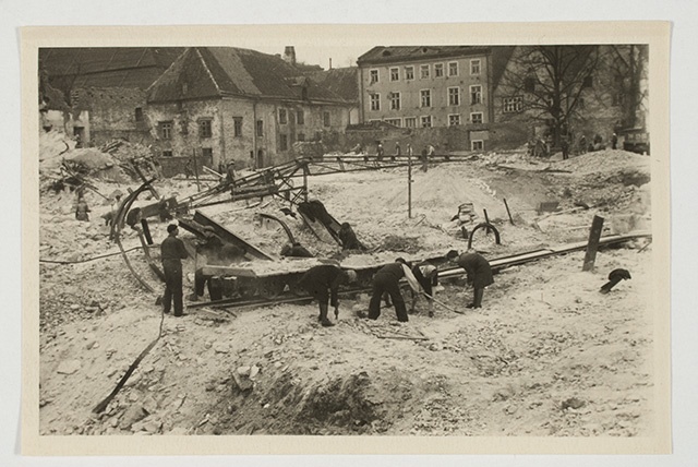 Cleaning Harju Street from war breaks