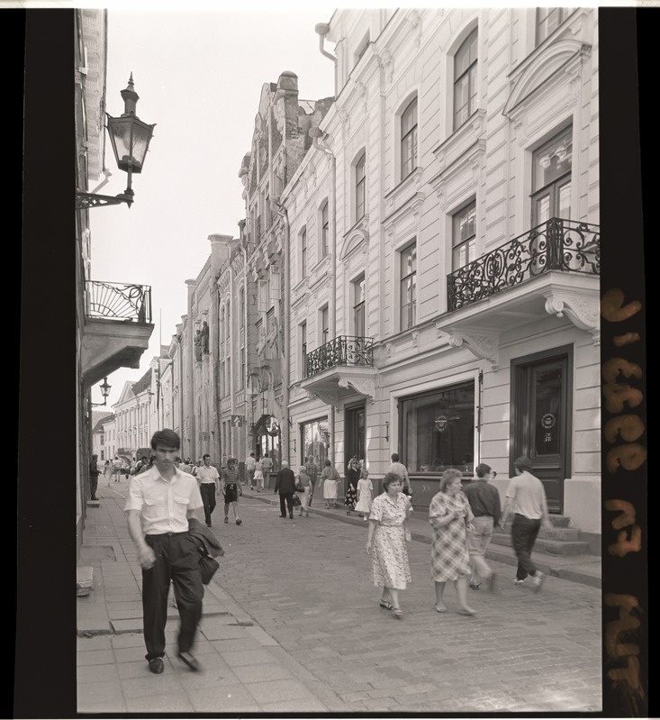 Pikk tänav "Maiasmoka" hoone ümbruses.