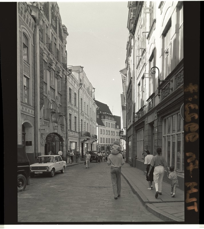 Pikk tänav "Maiasmoka" hoone ümbruses.