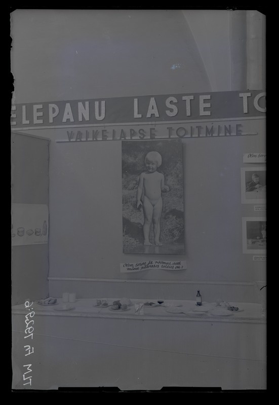 Stend näitusest "Erilist tähelepanu laste toitustamisele". Lõik "Väikelapse toitmine".