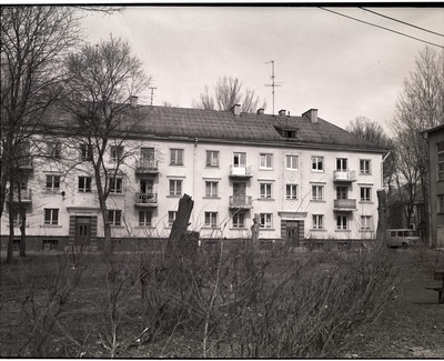 Tallinn. Majaka tn 42 kolmekorruselise elamu tagafassaad  duplicate photo