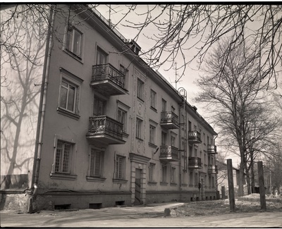 Tallinn. Tuulemäe tn 6 kolmekorruselise elamu tagafassaad  duplicate photo