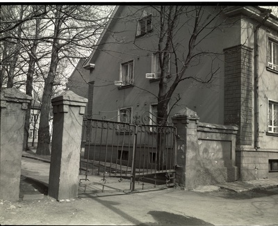 Tallinn. Kivimurru tn 37. Kahekorruselise elamu juures sepisvärav  duplicate photo