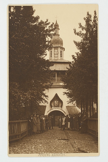 A group of people at the gates of the Petser monastery