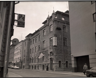 Tallinn. Roosikrantsi tn. Esiplaanil B Hotell. Vaade Vabaduse väljaku poolt  duplicate photo