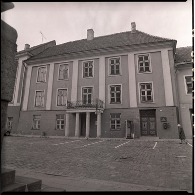 Tallinn, Lossi plats 4 hoone.  similar photo