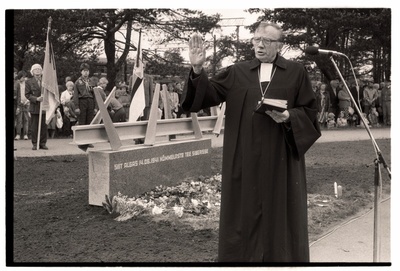 Nõmme kiriku õpetaja Voldemar Ilja küüditamise mälestusmärki õnnistamas.  similar photo