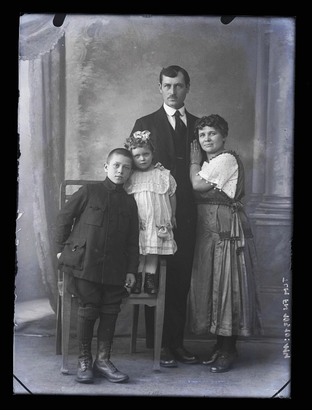 Mees, naine, tüdruk ja poiss
