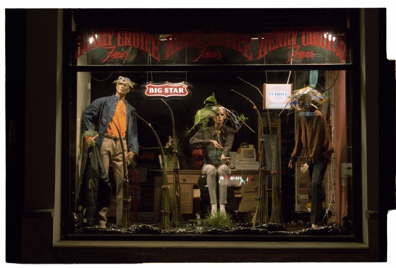 Tallinna Kaubamaja vaateaken naiste rõivastega