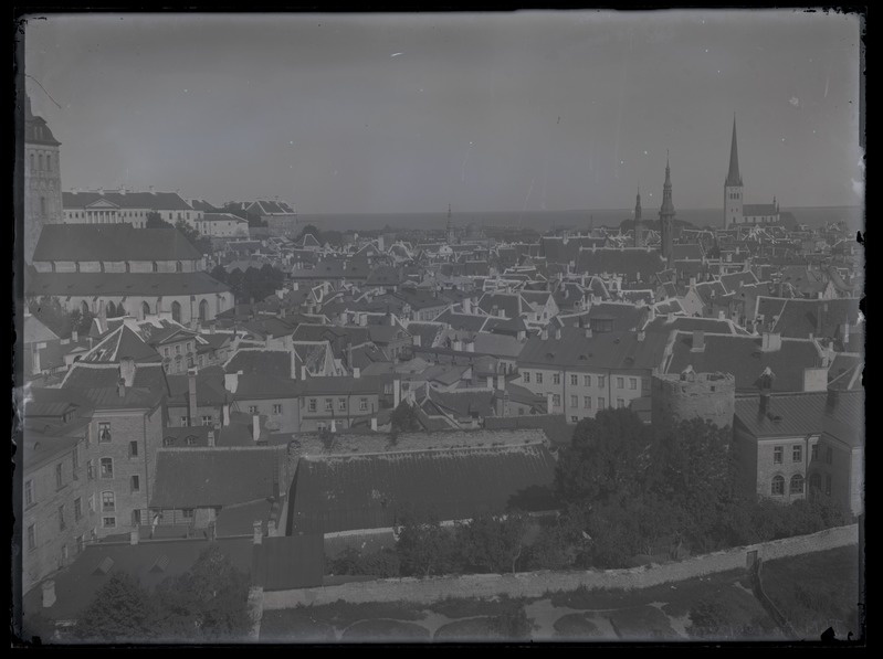 Klaasnegatiiv. Tallinn. Vaade Jaani kiriku tornist, vasakul Assauwe torn