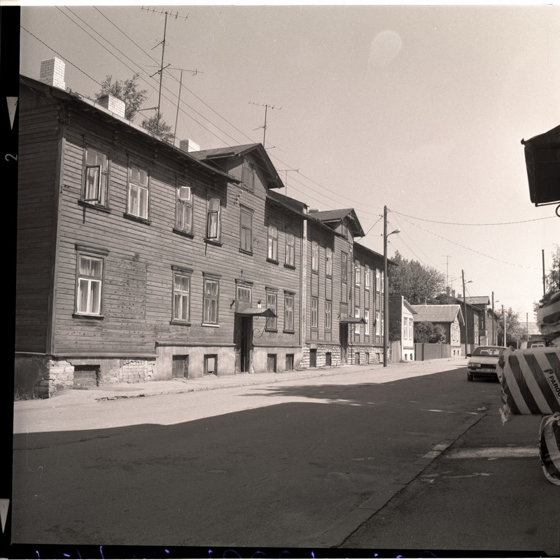 Tallinn. Paide tn 9, 11, 13, 15 vanad puumajad