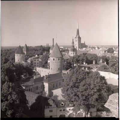 Tallinn. Vaade Tornide väljakule ja Oleviste kirikule Toompealt  duplicate photo