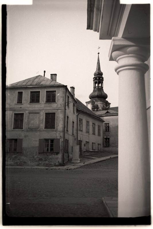 Vaade Toompeal Lossi platsilt Toomkiriku suunas.