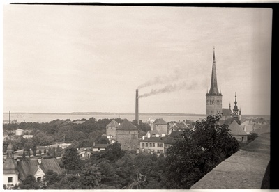 Vaade Toompea nõlvalt Oleviste kiriku suunas.  similar photo