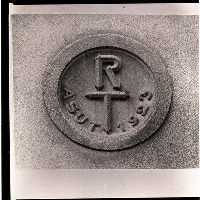 R. Tavasti embleem hoonel Pärnu mnt. 20  duplicate photo