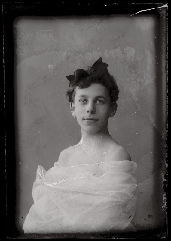 Portree Wilhelm Friedrich Dubasest noore poisina, kujutatud tüdrukuna.